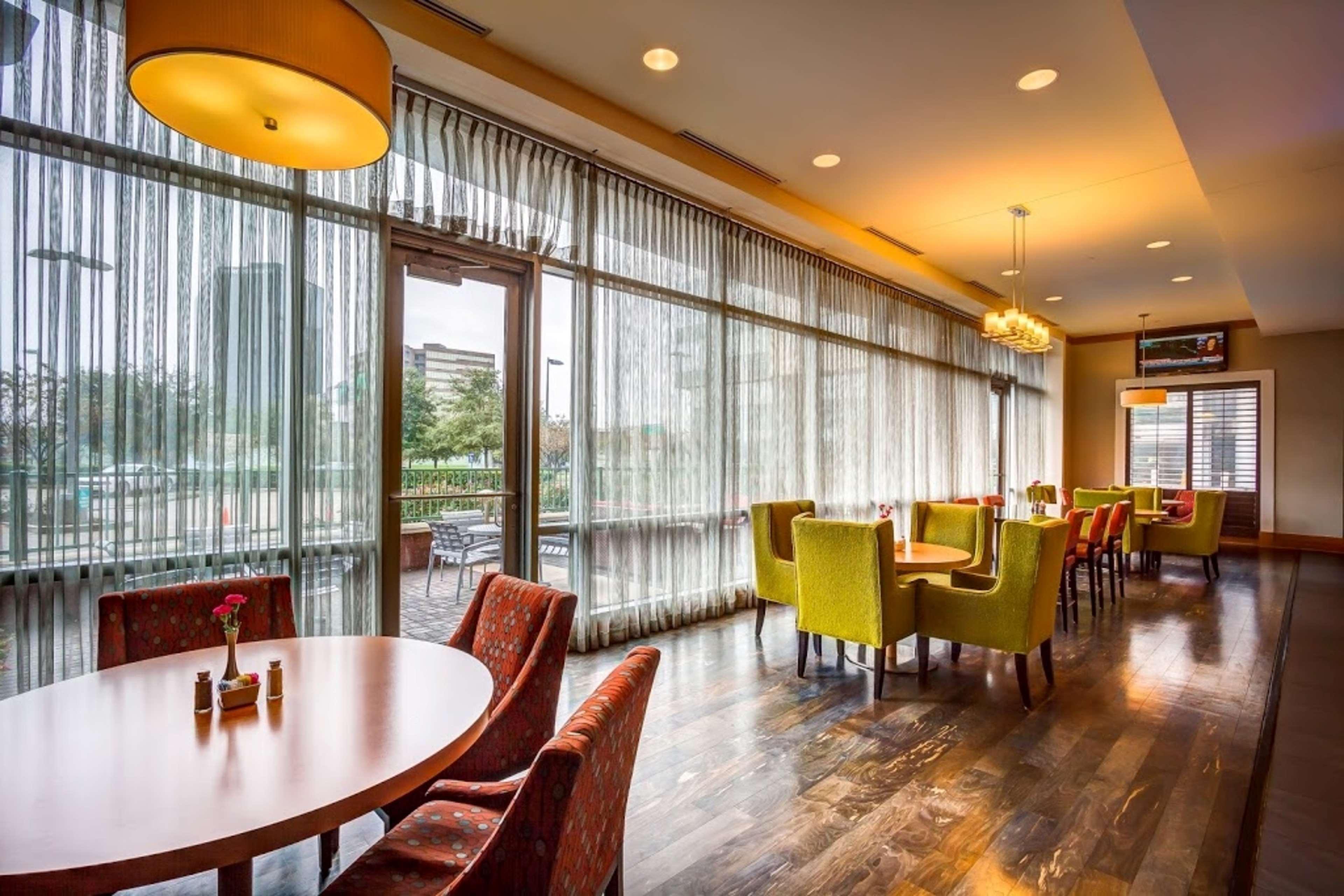 Hotel Embassy By Hilton Houston-energy Corridor 4*